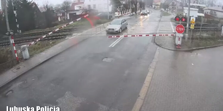 O włos od tragedii na przejeździe kolejowym