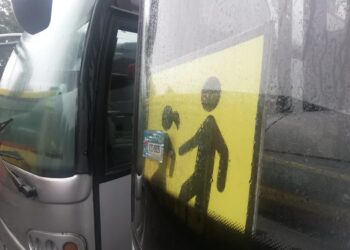 Sprawdź autobus wiozący dzieci na wypoczynek