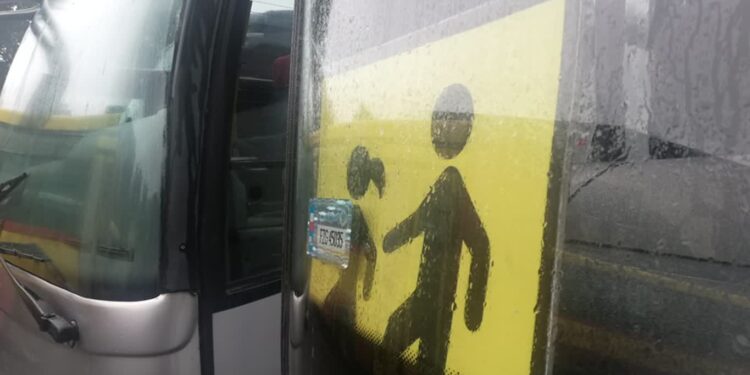 Sprawdź autobus wiozący dzieci na wypoczynek