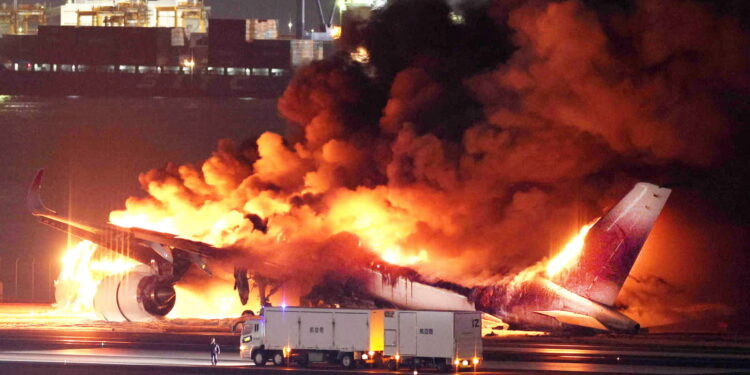 Pasażerowie ewakuowani z płonącego samolotu, pięciu członków załogi maszyny straży przybrzeżnej zabitych w kolizji na lotnisku w Tokio