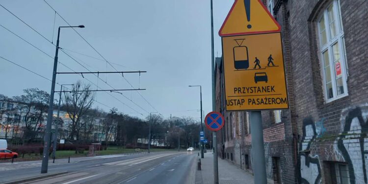 Dodatkowe oznakowanie i pierwsze mandaty