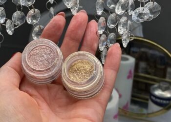 Sylwestrowy makijaż. Jak zrobić go samodzielnie