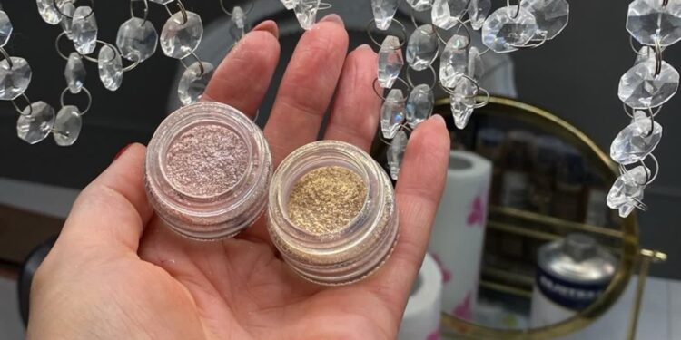 Sylwestrowy makijaż. Jak zrobić go samodzielnie