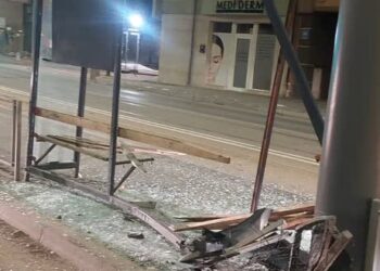 Kierowca wjechał w przystanek i zniszczył wiatę