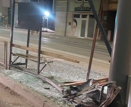 Kierowca wjechał w przystanek i zniszczył wiatę