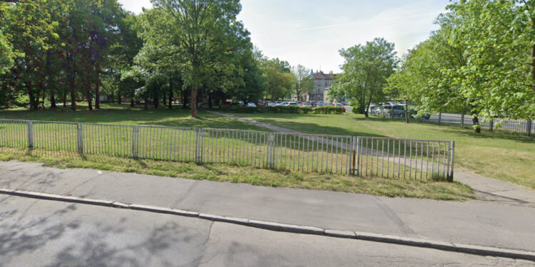 Skwer im. księdza Edmunda Nowickiego na Zawarciu