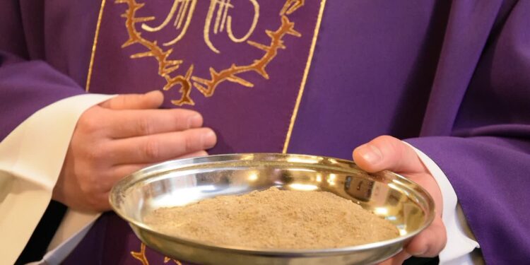 Jutro Środa Popielcowa i rozpoczęcie Wielkiego Postu. Jak pogodzić to ze świętowaniem walentynek?