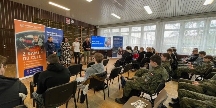 „Kurs jazdy na autostradzie” – uczniowie gorzowskiego „Chemika” na warsztatach z bezpiecznego poruszania sie