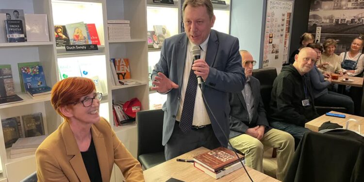 „Przeciw uzbrojonym analfabetom”. Spotkanie autorskie z prof. Janem Majchrowskim