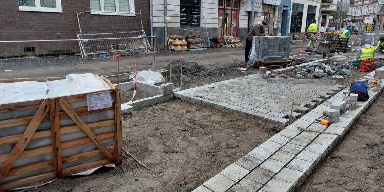 Na Wełnianym Rynku układają nawierzchnię