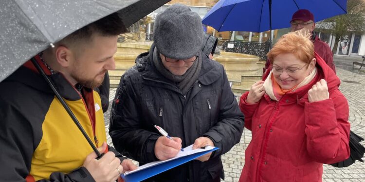 Piotr Wilczewski zbierał podpisy