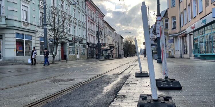 Asfalt zamiast kostki. Przejazd tramwajowy naprawiony tymczasowo