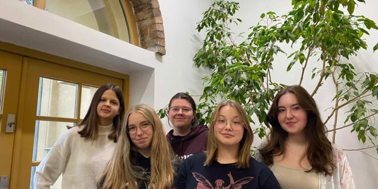 Projekt „prześpijMy się”. Uczennice IV LO w Gorzowie mówią o zaletach dobrego snu