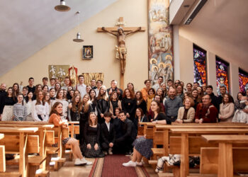 Młodzi katolicy przeżywają swoje rekolekcje w sanktuarium w Rokitnie