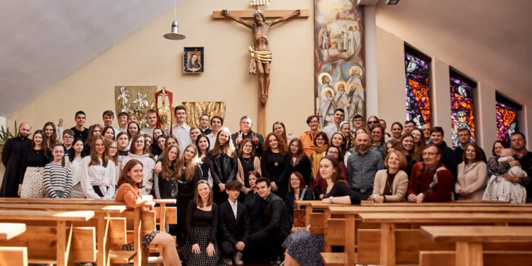 Młodzi katolicy przeżywają swoje rekolekcje w sanktuarium w Rokitnie