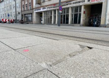 Płyty na Sikorskiego dalej „klawiszują”