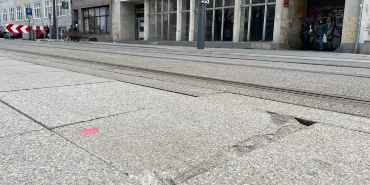 Płyty na Sikorskiego dalej „klawiszują”