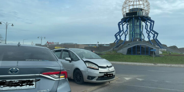 Zderzenie dwóch aut na moście Staromiejskim