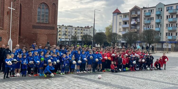 Młodzież Stilonu i Warty żonglowała pod katedrą