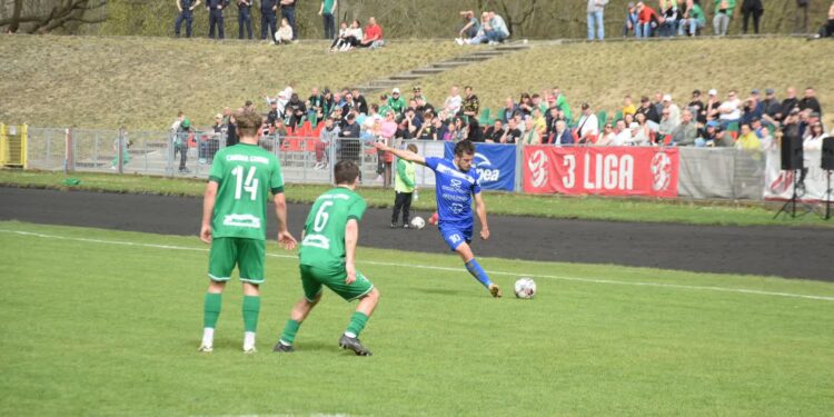 Trzy rzuty karne i dominacja Stilonu w derbach z Cariną