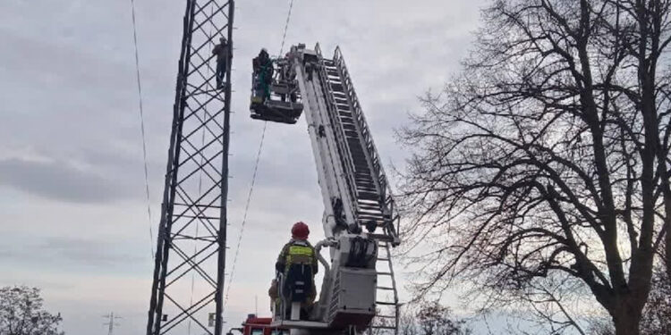 Mężczyzna zszedł po kilku godzinach