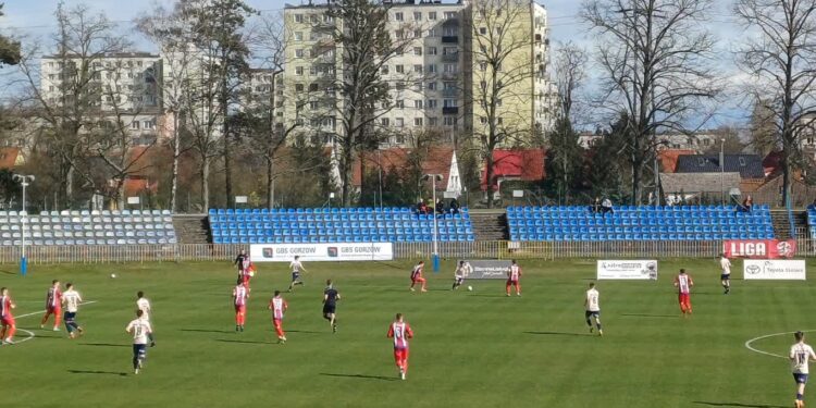 Cztery w sieci i czerwona kartka: Warta bezradna w starciu z MKS Kluczbork