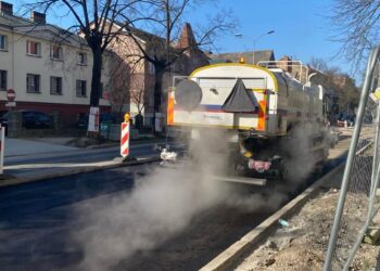 Utrudnienia na kolejnym odcinku Kosynierów Gdyńskich. Będą lali asfalt