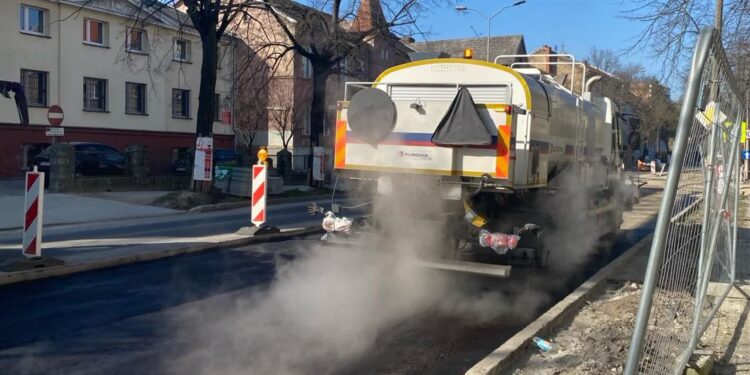 Utrudnienia na kolejnym odcinku Kosynierów Gdyńskich. Będą lali asfalt