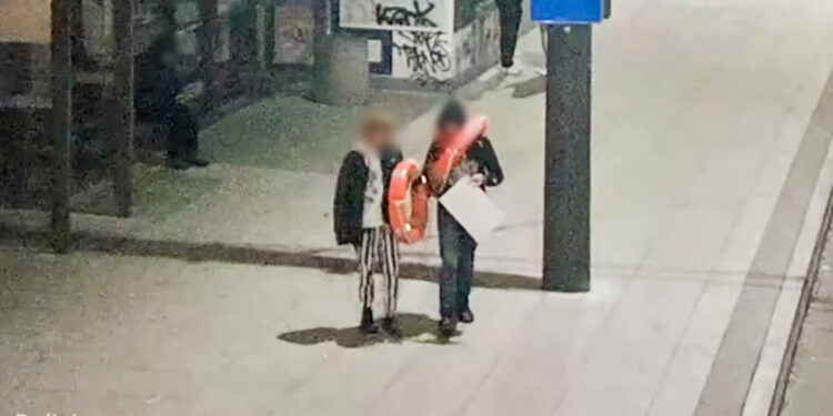 Spacerowali z kołami ratunkowymi…