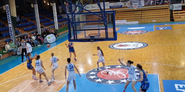 Młode akademiczki z minimalną porażką na początek półfinałów