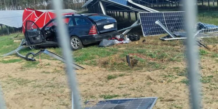 Auto wjechało w panele fotowoltaiczne. Nie żyje kierowca