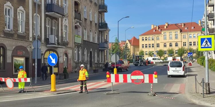 Dzieje się na Kosynierów Gdyńskich. Rondo zamknięte, leją asfalt