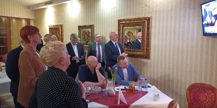 W sztabie PiS radość przemieszana z zaskoczeniem