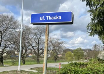 Kolejne prace na Tkackiej. Oświetlenie i chodnik