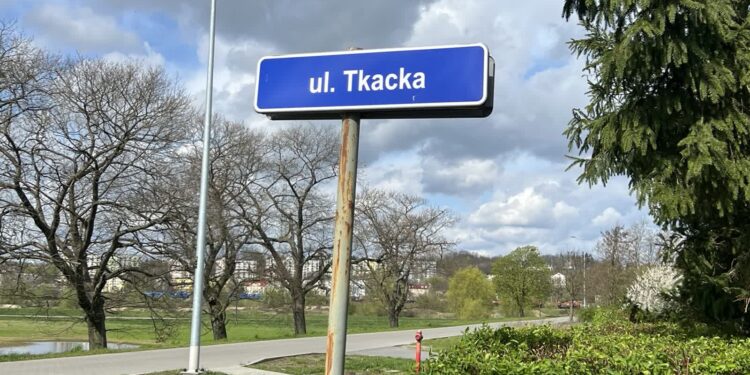 Kolejne prace na Tkackiej. Oświetlenie i chodnik