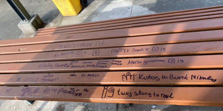 Zniszczone nowe ławki nad Wartą