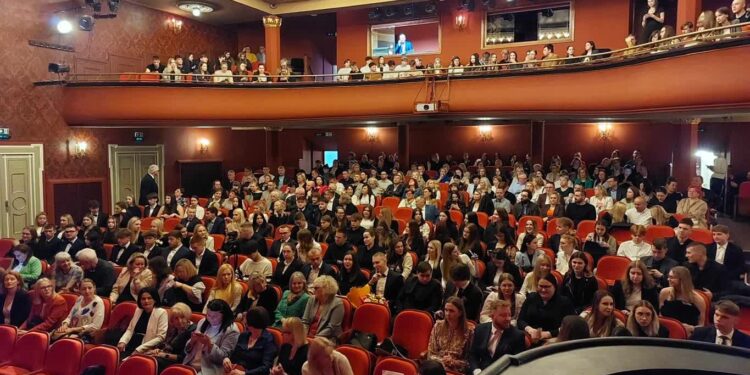 Uczniowie „ekonomika” pożegnali się ze szkołą