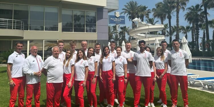 Magdalena Żelazna (szósta od lewej) wraz z reprezentacją w Antalyi (fot. PZLA)