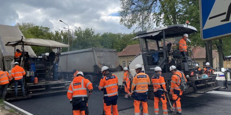 Leją asfalt na Kosynierów