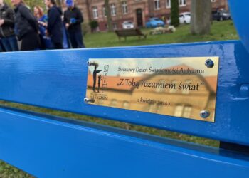 Czwarta „Niebieska Ławeczka” w parku przy Walczaka