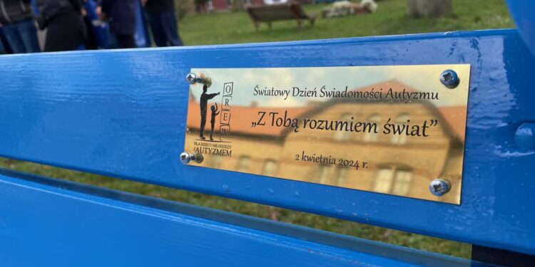 Czwarta „Niebieska Ławeczka” w parku przy Walczaka