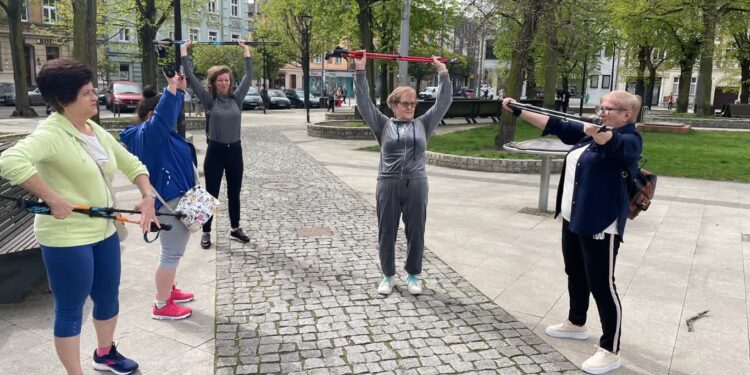 „Spacerujmy dla zdrowia” z Aktywnymi Seniorkami