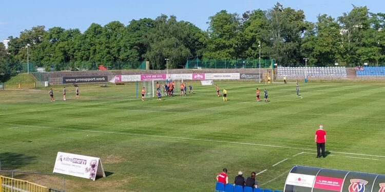 Warta ostatni raz u siebie, rywal walczy o pieniądze juniorskie