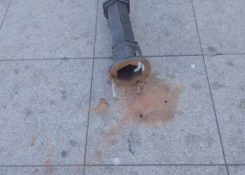 Wyrwane słupki przy przystanku naprzeciwko Katedry