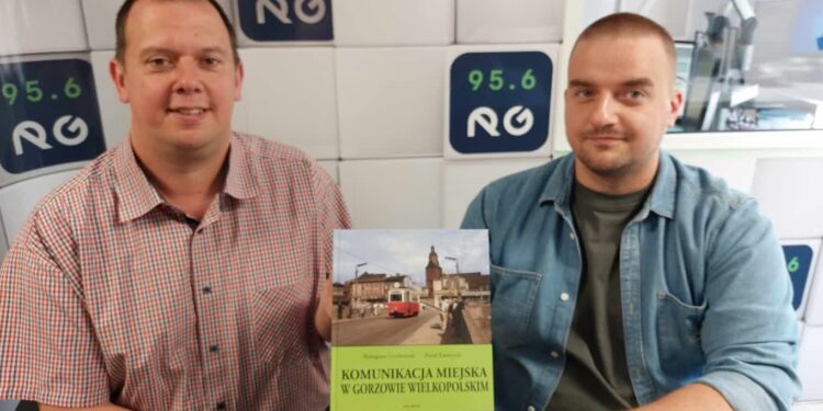 Remigiusz Grochowiak, Paweł Kamyszek, autorzy książki „Komunikacja miejska w Gorzowie Wielkopolskim”