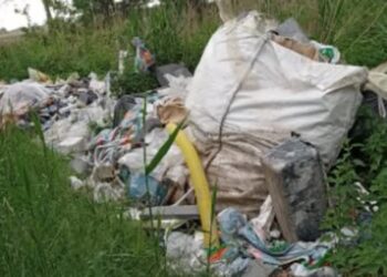 Poszukiwany śmieciarz, który podrzucił odpady w Deszcznie