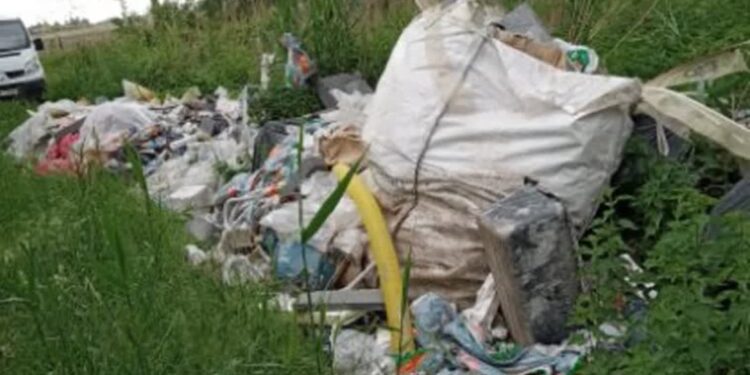 Poszukiwany śmieciarz, który podrzucił odpady w Deszcznie