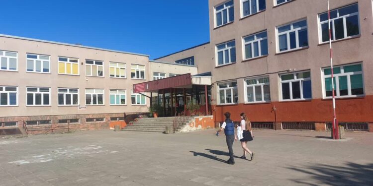 Kolorowe paski na świadectwach