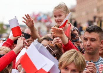 2 maja – Dzień Flagi Rzeczypospolitej Polskiej oraz Dzień Polonii i Polaków poza granicami kraju. Wywieś flagę i świętuj!