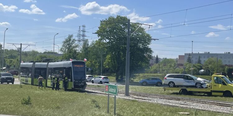 Na rondzie Gdańskim auto zderzyło się z tramwajem. 1 osoba została ranna